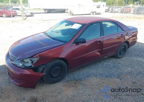 2005 Toyota Camry Le z USA, uszkodzony, nr VIN 4T1BE30K75U070796